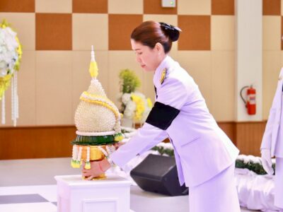 วันจันทร์ที่ 6 เมษายน 2569 เวลา 09.00 น. นางสาวจุฬาลักษณ์ อินทรพัฒน์ ผู้อำนวยการสำนักตรวจเงินแผ่นดินจังหวัดลำพูน พร้อมด้วยข้าราชการและลูกจ้างในสังกัด เข้าร่วมพิธีวางพุ่มดอกไม้ถวายราชสักการะ เนื่องในวันที่ระลึกพระบาทสมเด็จพระพุทธยอดฟ้าจุฬาโลกมหาราช และวันที่ระลึกมหาจักรีบรมราชวงศ์ ประจำปี 2569