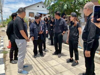 วันอังคารที่ 23 มิถุนายน 2569 เวลา 08.15 น. สำนักตรวจเงินแผ่นดินจังหวัดลำพูน นำโดยนางสาวจุฬาลักษณ์ อินทรพัฒน์ ผู้อำนวยการสำนักตรวจเงินแผ่นดินจังหวัดลำพูน พร้อมเจ้าหน้าที่ตรวจสอบ ลงพื้นที่ร่วมกับ ป.ป.ช. ประจำจังหวัดลำพูน และ ป.ป.ท. เขต 5 (จังหวัดเชียงใหม่) เพื่อติดตามและเฝ้าระวัง การดำเนินโครงการที่ได้รับจัดสรรงบประมาณรายจ่ายประจำปีงบประมาณ พ.ศ. 2569 ซึ่งมีวงเงินงบประมาณตั้งแต่ 500 ล้านบาทขึ้นไป ในพื้นที่ทางหลวงหมายเลข 106 สายดอนไชย – อุโมงค์ ตอน แม่ตืน – ศรีวิชัย จังหวัดลำพูน