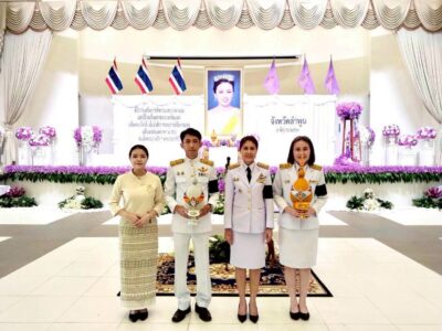 วันพุธที่ 3 มิถุนายน 2569 เวลา 19.19 น. สำนักตรวจเงินแผ่นดินจังหวัดลำพูน โดยนางสาวจุฬาลักษณ์ อินทรพัฒน์ ผู้อำนวยการสำนักตรวจเงินแผ่นดินจังหวัดลำพูน พร้อมด้วยข้าราชการ และลูกจ้างในสังกัด เข้าร่วมพิธีถวายเครื่องราชสักการะและวางพานพุ่ม และพิธีจุดเทียนถวายพระพรชัยมงคล เนื่องในโอกาสพระราชพิธีมหามงคลเฉลิมพระชนมพรรษา 4 รอบ สมเด็จพระนางเจ้าฯ พระบรมราชินี 3 มิถุนายน 2569