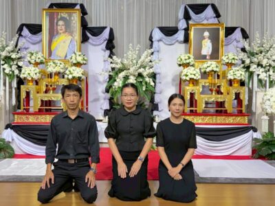 วันศุกร์ที่ 26 มิถุนายน 2569 เวลา 17.00 น. สำนักตรวจเงินแผ่นดินจังหวัดลำพูน โดย นางสาวจุฬาลักษณ์ อินทรพัฒน์ ผู้อำนวยการสำนักตรวจเงินแผ่นดินจังหวัดลำพูน มอบหมายให้นางอาภรณ์ โพธิ์นคร ผู้อำนวยการกลุ่ม พร้อมด้วย ข้าราชการและลูกจ้างในสังกัด เข้าร่วมพิธีสวดพระพุทธมนต์และเจริญจิตตภาวนาอุทิศถวายพระราชกุศลแด่สมเด็จพระนางเจ้าสิริกิติ์ พระบรมราชินีนาถ พระบรมราชชนนีพันปีหลวง และอุทิศถวายพระกุศลแด่สมเด็จพระเจ้าลูกเธอ เจ้าฟ้าพัชรกิติยาภา นเรนทิราเทพยวดี กรมหลวงราชสาริณีสิริพัชร มหาวัชรราชธิดา